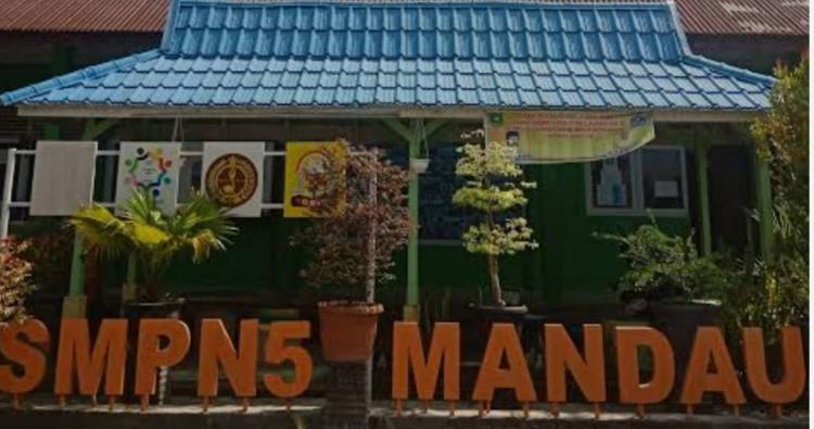 Ups, Kepsek SMPN 5 Mandau Dinilai Alami 'Perilaku Phubbing'