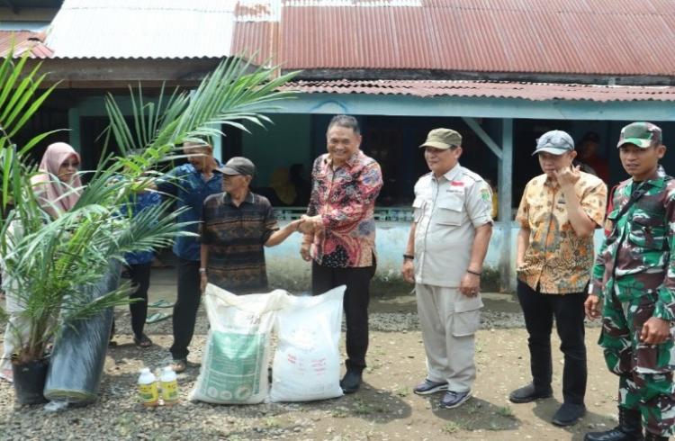 Sumringah, Petani Sawit di Benteng Dapat Bantuan Bibit dan Waring