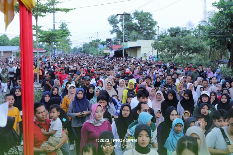 Masyarakat Tumpah Ruah Jalan Santai Sempena HUT Kepulauan Meranti ke 15 2023