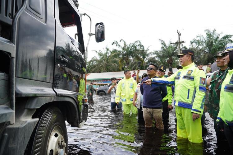 Pelanggan Shopee di Pekanbaru Mohon Bersabar, Paket Terjebak Banjir Pelalawan
