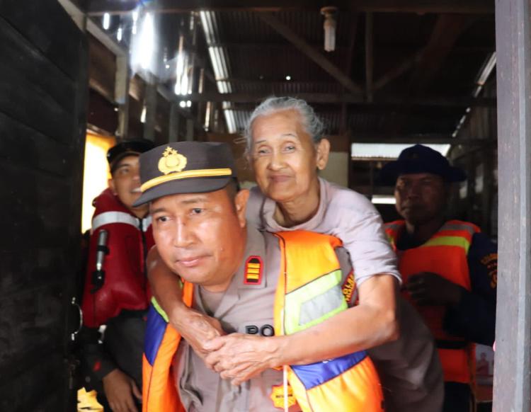 Kapolsek Pangkalan Kerinci Gendong Lansia Rumah Terendam Banjir