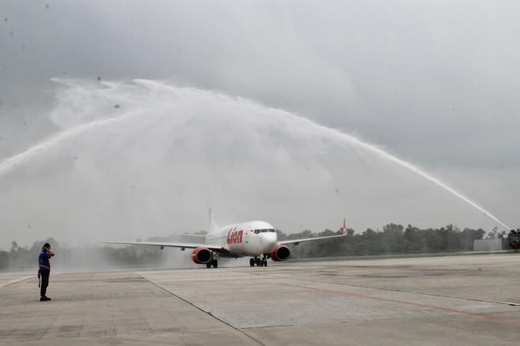 Penerbangan Langsung dari Surabaya Disambut Water Salute di Bandara SSK II Pekanbaru