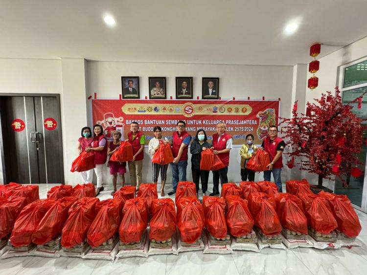 114 Paket Sembako Dibagikan untuk Warga Tionghoa Prasejahtera di Pekanbaru