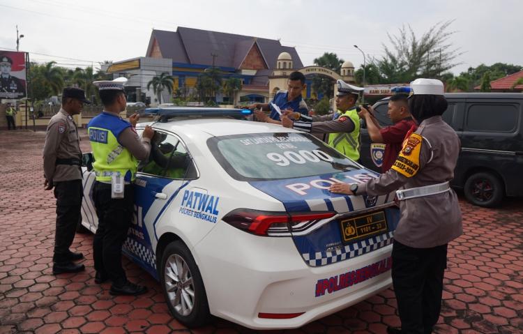 Satlantas Polres Bengkalis Lapisi Lampu Strobo Mobil Patroli Pakai Kaca Film