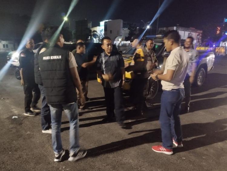 Polsek Mandau dan Bawaslu Sapu Bersih APK di Masa Tenang Pemilu Serentak 2024