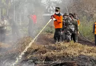 Tinjau Lokasi Karhutla di Rangsang, Plt Bupati  Kepulauan Meranti Disambut Hujan Deras