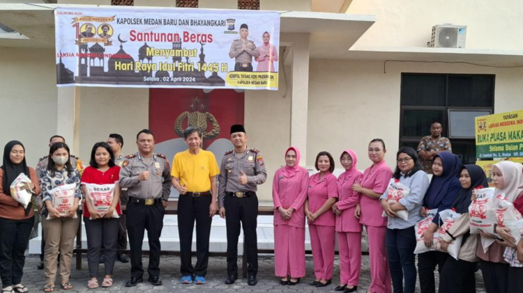 Bersama Polsek Medan Baru, Yayasan LMI Bagi Beras ke Masyarakat dan Ratusan Penarik Beca