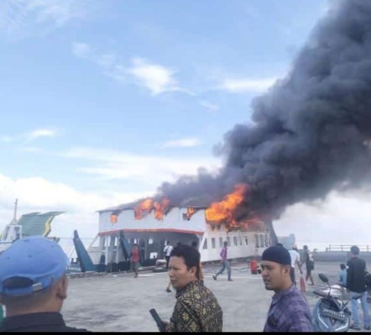 Si Jago Merah Lalap KMP Permata Lestari I di Pelabuhan BUMD