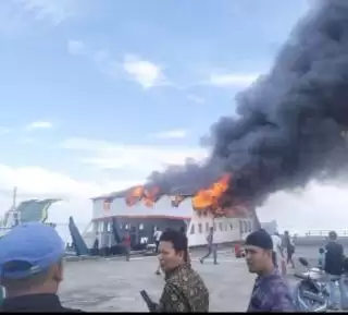 Si Jago Merah Lalap KMP Permata Lestari I di Pelabuhan BUMD