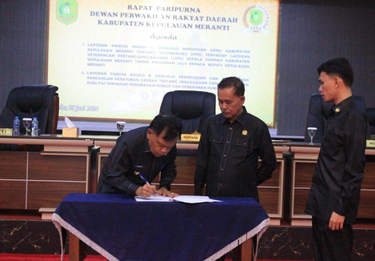 DPRD Kepulauan Meranti Paripurna LKPJ dan Ranperda Peningkatan Pemukiman Kumuh