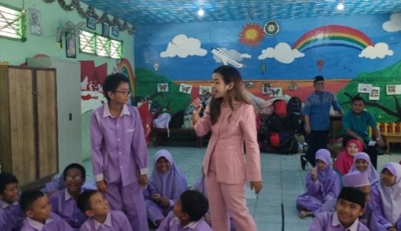 Priska Sahanaya Latih Kemampuan Public Speaking di SD Muhammadiyah 10