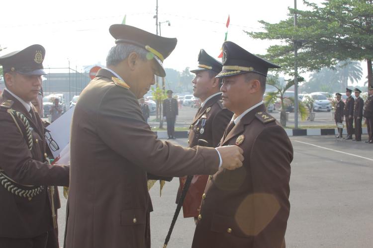 Upacara HBA ke-64, Kajati Sumut Serahkan Penghargaan Satya Lencana dan Ajak Jajaran Lakukan Evaluasi dan Introspeksi Diri