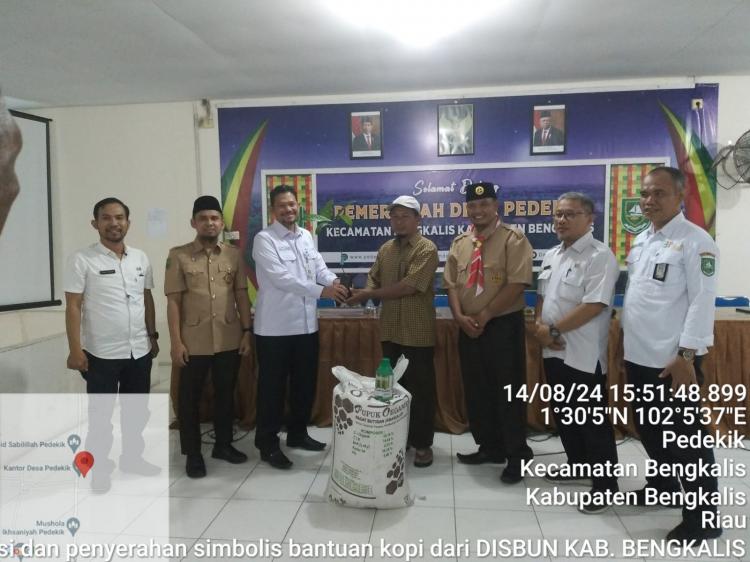Lewat Disbun Bengkalis, Bupati Serahkan Bantuan Bibit dan Saprodi Kopi Menuju Pekebun Sejahtera