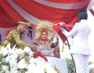 Kasmarni Kenakan Pakaian Adat Minang, Upacara Detik-detik Proklamasi di Bengkalis Khidmat