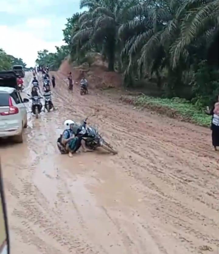 Gubraak, Pelajar Terjungkal Akibat Jalan di Inhu yang Memprihatinkan