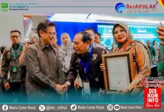 Mantap! Bupati Rokan Hulu Terima Penghargaan Dari Kemenkes RI, Ini Prestasinya