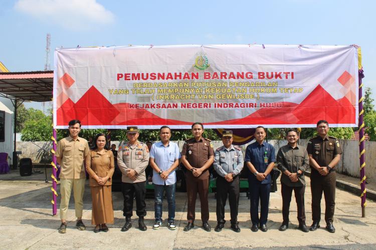 Kejari Inhu Musnahkan Barang Bukti dari 67 Perkara