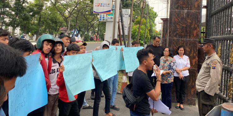 Mahasiswa dan Masyarakat Tuntut Tindakan Hukum Korupsi Dana Desa Tapteng di Kejati Sumut