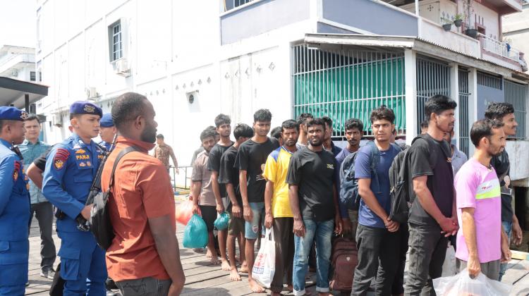 Pol Airud Kepulauan Meranti Kawal Pemindahan 20 WNA Asal Bangladesh ke Rudenim Pekanbaru