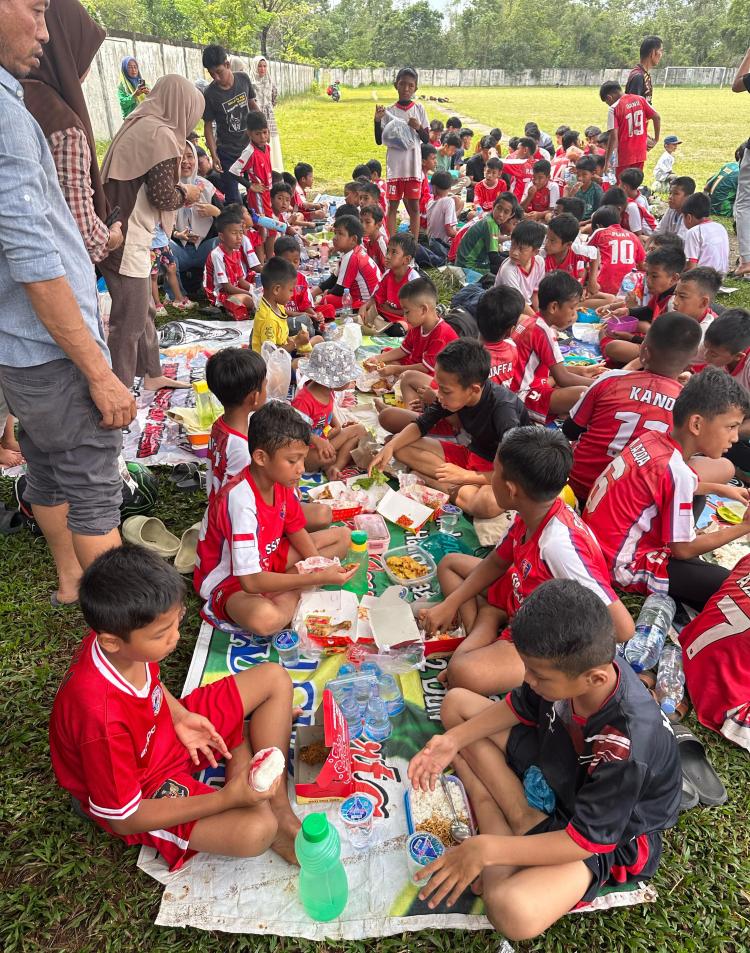 SSB Duri Galaxy Makan Bersama, Ibadah Wajib Main Bola Tetap