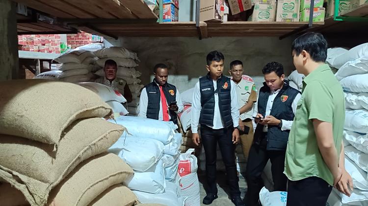 Jelang Ramadhan 1446 H, Polres Kepulauan Meranti dan Disperindag Blusukan ke Pasar