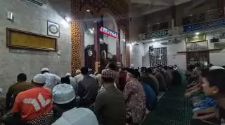 Warga Padati Masjid Salat Tarawih Hari Pertama 1 Ramadan 1446 Hijriah