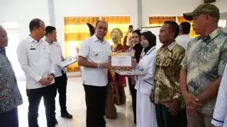 Hadiri Capping Day Akbid Langkat, Pj. Bupati Faisal Hasrimy: Layani Masyarakat dengan Senyuman