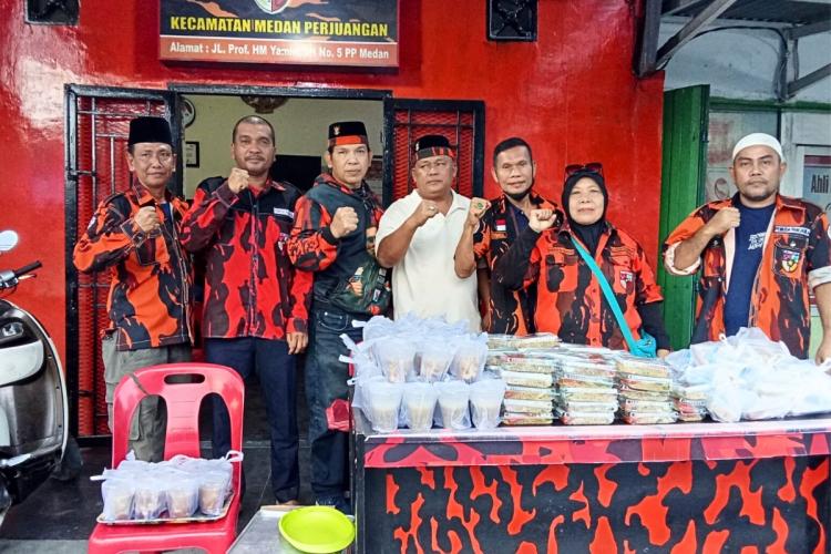 Berbagi Kebahagiaan di Bulan Ramadhan 1446 H, PAC PP Medan Perjuangan Bagikan Takjil
