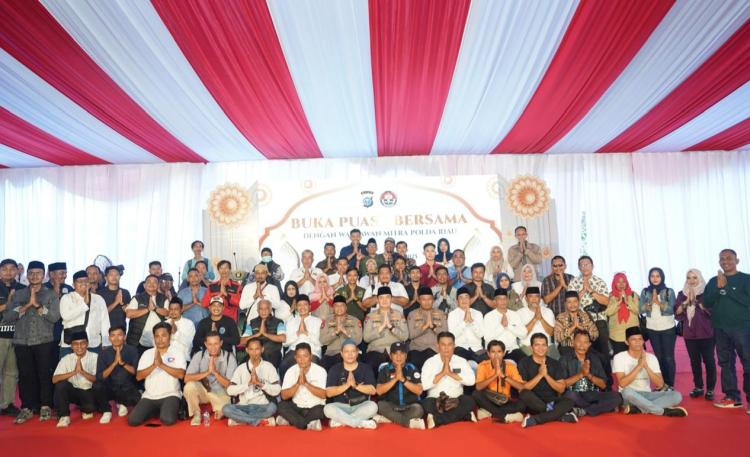 Polda Riau Buka Bersama Media dan Berbagi Takjil Gratis