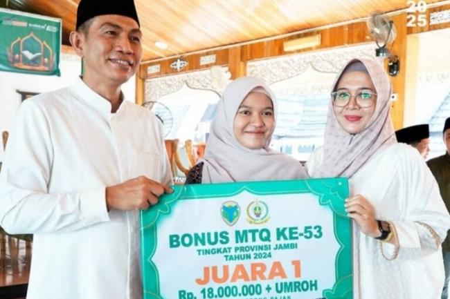 Bupati Fadhil Arief Beserta Istri Menyerahkan Bonus MTQ serta Hadiah Pemenang FASI