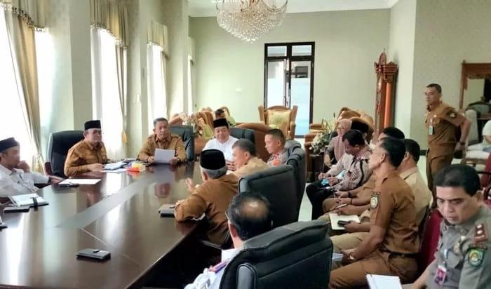 Bupati dan Wabup Rohul Meriahkan Pawai Takbir Keliling Idul Fitri Dengan Tradisi Lampu Colok