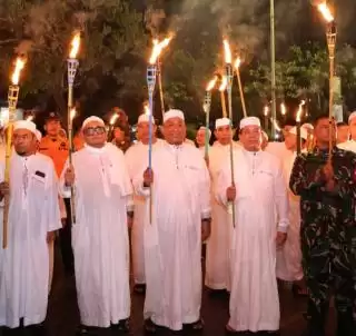 Diawali Pawai Obor, Takbiran Idul Fitri 1446 H Tetap Meriah Meski Hujan Guyur Rokan Hulu