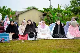 Salat Idul Fitri di Lapangan Bola Kaki Dusun Sialang Rimbun, Kasmarni: Ini Momen Saling Bermaafan