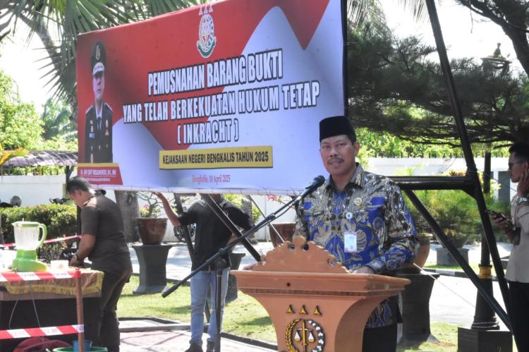 Bupati Puji Kejari Bengkalis Dipemusnahan BB Inkracht Kasus Narkotika, Kamnegtibum dan TPUL