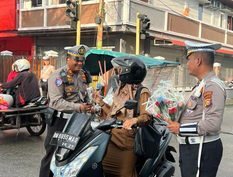 Peringati Hari Kartini, Satlantas Polres Kepulauan Meranti Bagi Helm dan Bunga ke Pengendara