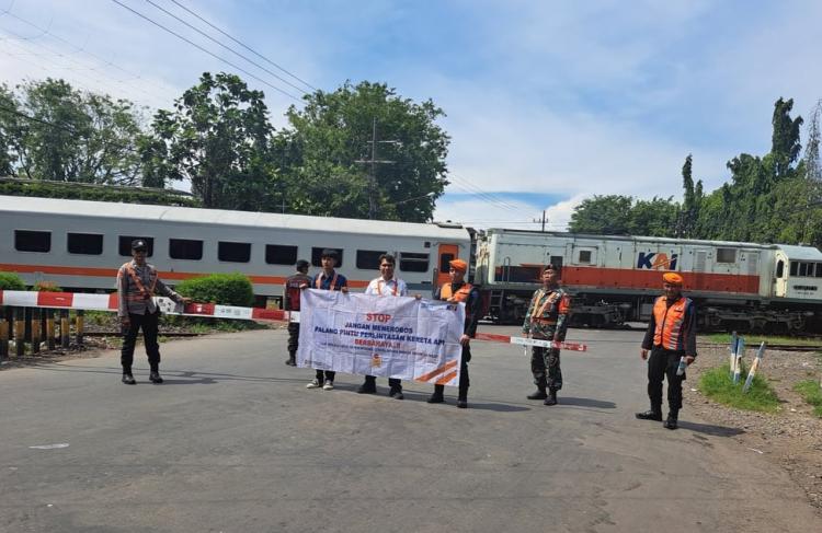 KAI Kolaborasi Dengan TNI, Polri dan Railfans Gencar Sosialisasi