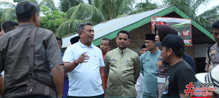 Pastikan Jalan Alternatif Aman Dilewati, Bupati Rohul Tinjau Jembatan Gantung Lubuk Bendahara