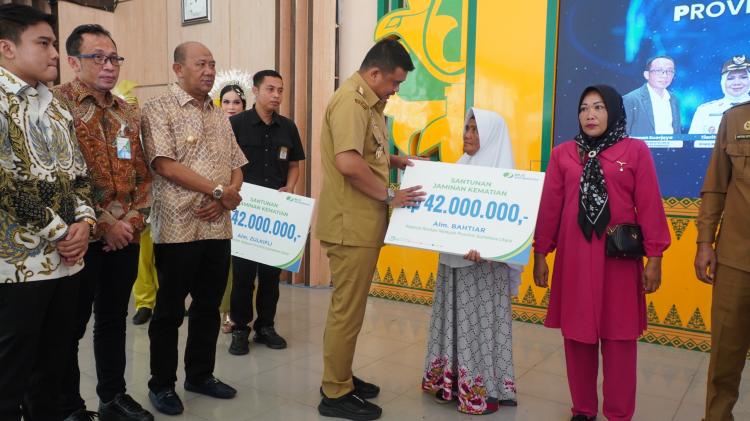 Bupati Syah Afandin Apresiasi Gubsu Bobby Nasution Serahkan 1.600 Kartu BPJS untuk Nelayan Langkat