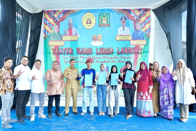 Dorong Generasi Seni Berprestasi, Ketua TP PKK Langkat Serahkan Beasiswa