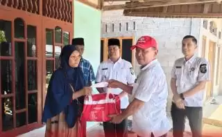 Serahkan Bantuan, Ini Pesan Wabup Rohul ke Korban Kebakaran Rumah di Desa Huta Godang.