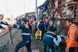 KAI Daop 1 Jakarta dan KCI Tertibkan Area Jalur Rel Tanah Abang-Duri