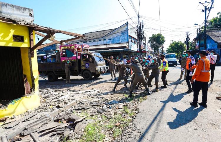 KAI Daop 1 Jakarta Tertibkan Bangunan Liar di Kawasan Stadion Maulana Yusuf Serang