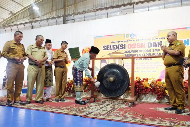 H Asmar Resmi Buka Seleksi O2SN dan FLS2N Tingkat Kabupaten Kepulauan Meranti 2025