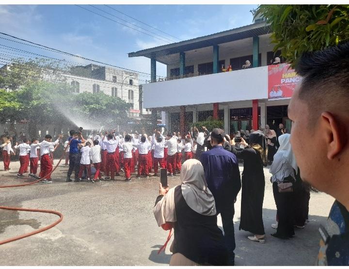 Serunya Acara Perpisahan Kelas 6 SDN 28 Mandau, Siswa, Orang Tua dan Guru Mandi Hujan Buatan Bareng