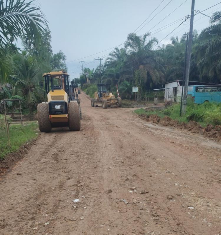 PT Inecda Gesa Perbaiki Jalan Poros Pemda Inhu