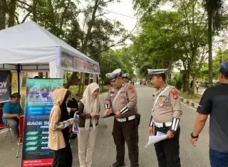 Gencar Sosialisasi Riau Bhayangkara Run 2025, Polantas Polres Inhil Aktif Sebarkan Brosur