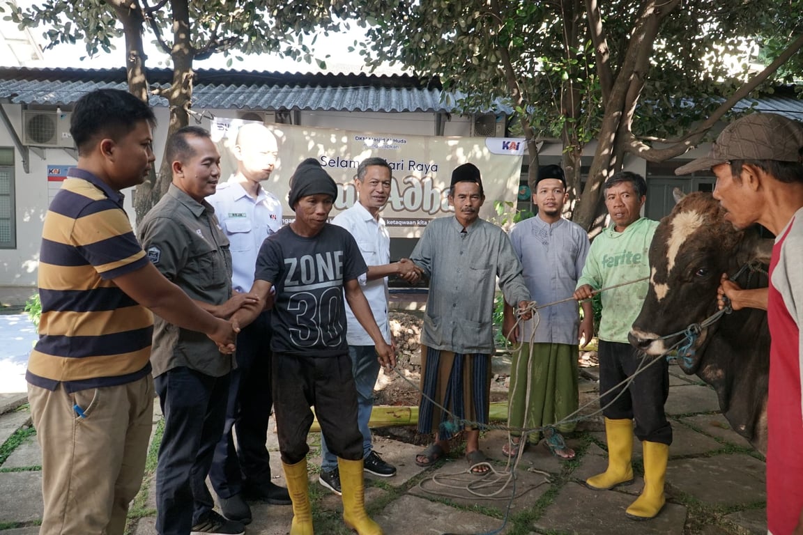 KAI Daop 4 Semarang Salurkan Ratusan Paket Daging Kurban ke Warga Semarang