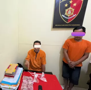Asyik Nyabu! Dua Petani Tak Berkutik Disergap Personel Polsek Pelangiran