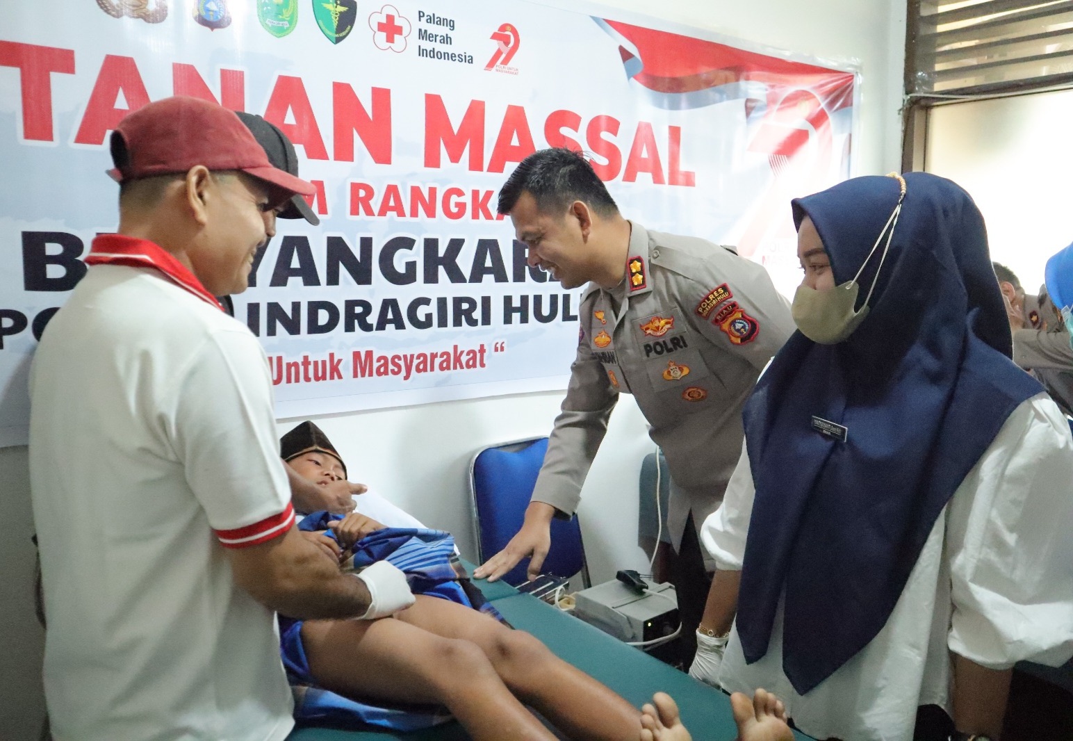 Bhayangkara Inhu Khitan 23 Anak dan Salurkan Bansos