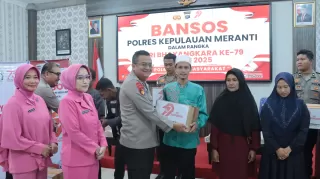 HUT Bhayangkara ke 79, Polres Kepulauan Meranti Bagikan Bansos ke Kaum Dhuafa